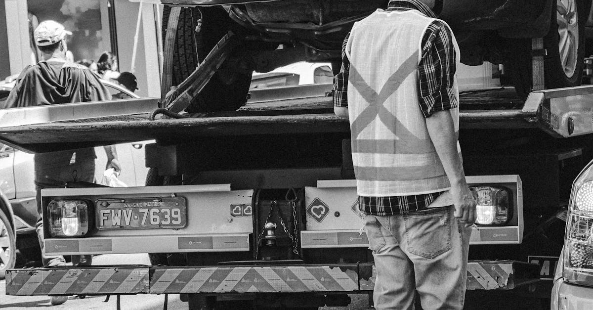 Эвакуация сломанного автомобиля на дороге